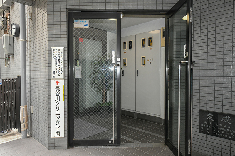 ビル裏のエレベーター入り口です。