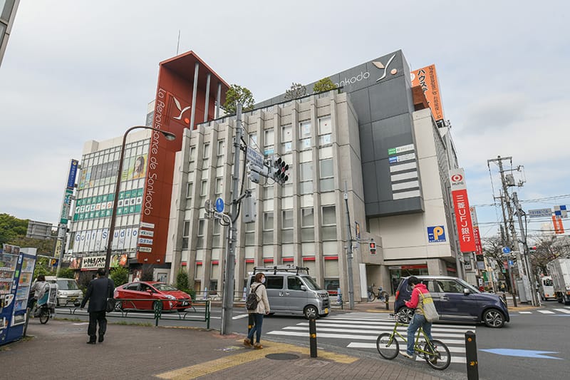 道なりにまっすぐ進み、「大泉学園駅入口第一」の交差点の信号を渡り左に曲がります。